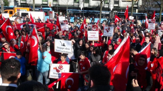 Almanya'daki Türklerden terör karşıtı gösteri