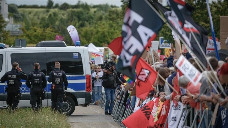 Almanya'da aşırı sağcı AfD partisinin eyalet seçiminde birinci olmasına tepkiler