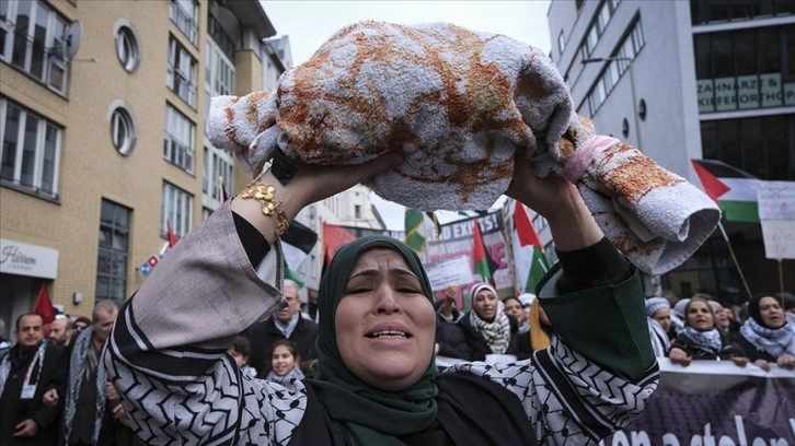 Almanya'da binlerce kişi, İsrail'in Gazze'ye yönelik saldırılarını protesto etti