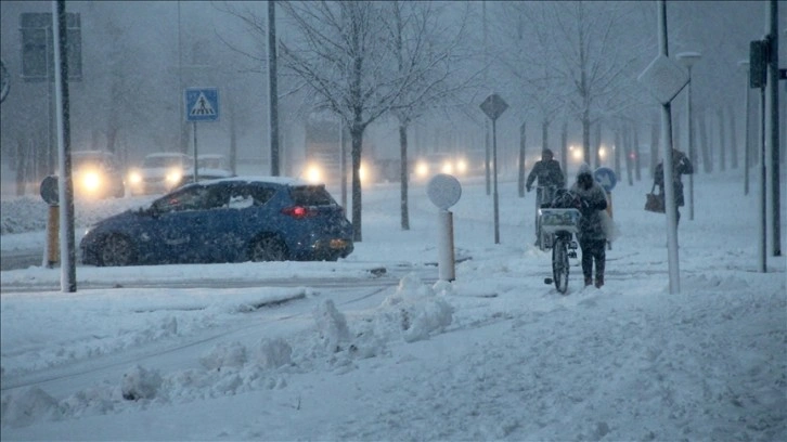 Almanya'da kötü hava şartları hayatı olumsuz etkiledi