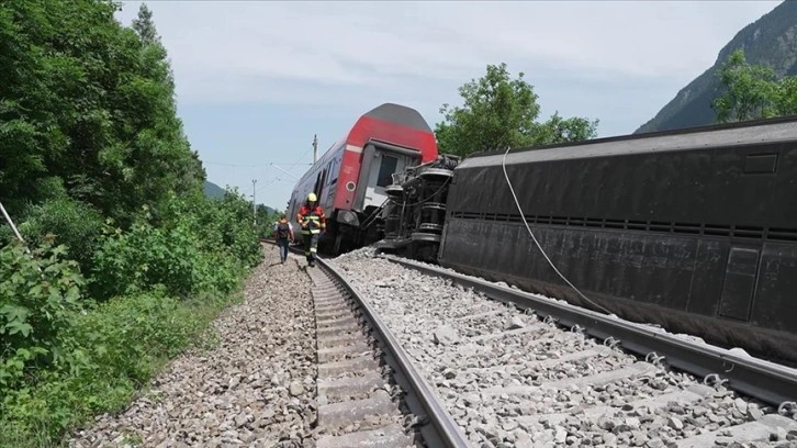 Almanya'da meydana gelen tren kazasında en az 3 kişi öldü