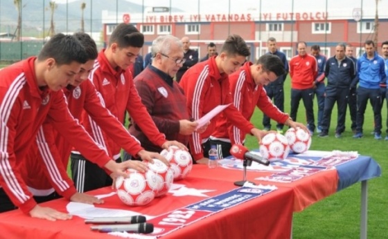 Altınordu'da 5 genç yeminle futbolcu oldu