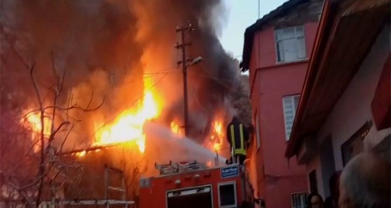 Amasya’da 2 katlı ahşap ev alevlere teslim oldu