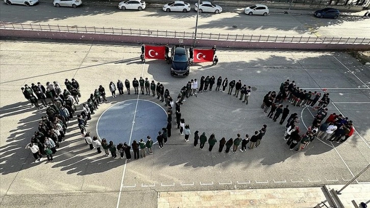 Amasya'da öğrencilerden Togg eşliğinde '100. yıl' koreografisi