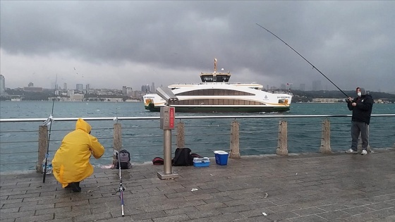 Amatör olta balıkçılarından sosyal mesafeli balık avı