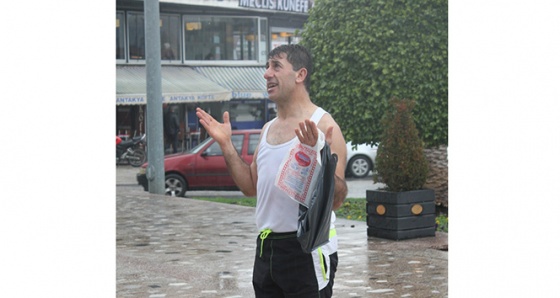 'Ambulans Ali' yağmur altında atletle kent meydanında Türkiye için dua etti