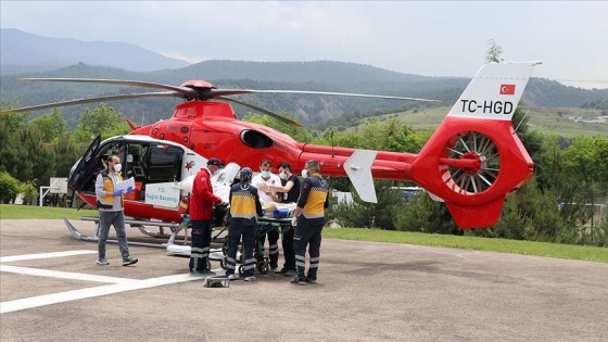 Ambulans helikopter doğum yapan kadın için havalandı