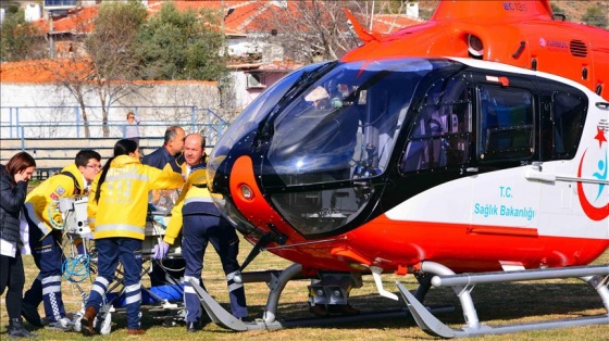 Ambulans helikopter prematüre bebek için havalandı