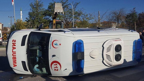 Ambulans ile minibüs çarpıştı: 6 yaralı