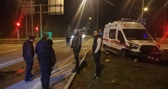 Ambulans ile otomobil çarpıştı