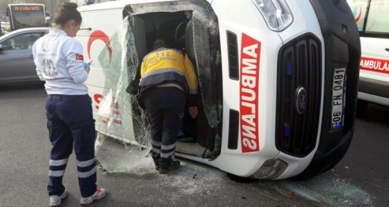 Ambulansla kamyonet çarpıştı: 2 yaralı