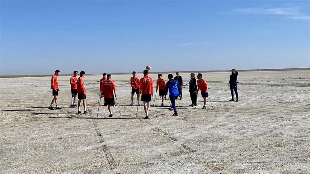 Ampute Milli Futbol Takımı, kuraklığa dikkati çekmek için kuruyan göl üzerinde antrenman yaptı