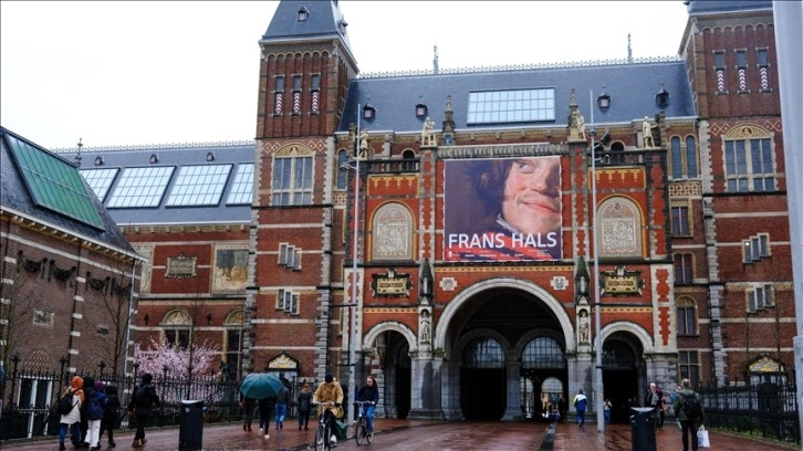 Amsterdam'da iklim aktivistleri, Hollanda'nın en büyük müzesi Rijksmuseum'un girişini