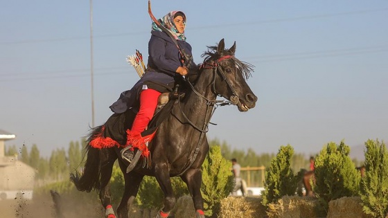 Ana kız at sırtında ata sporunu yaşatıyor