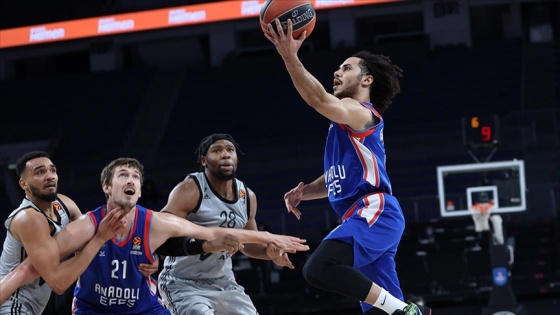 Anadolu Efes erteleme maçında ASVEL'i devirdi