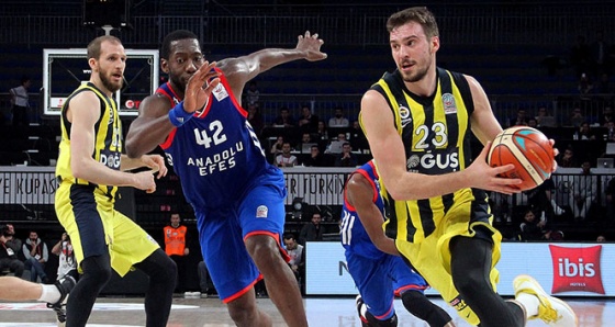 Anadolu Efes Fenerbahçe’yi geçip yarı finale yükseldi