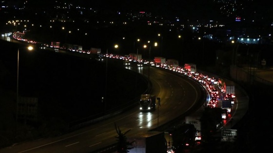 Anadolu Otoyolu'nda araç yoğunluğu