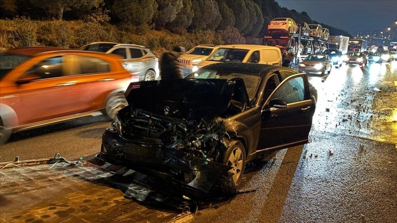 Anadolu Otoyolu'nda meydana gelen zincirleme kazada 10 kişi yaralandı