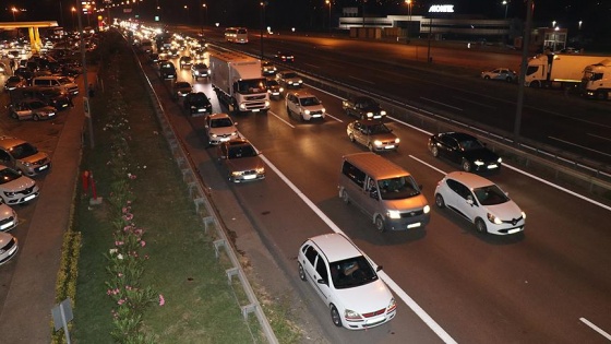 Anadolu Otoyolu'nda tatil dönüşü yoğunluğu