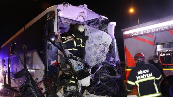 Anadolu Otoyolu'nda yolcu otobüsü kamyona çarptı: 16 yaralı