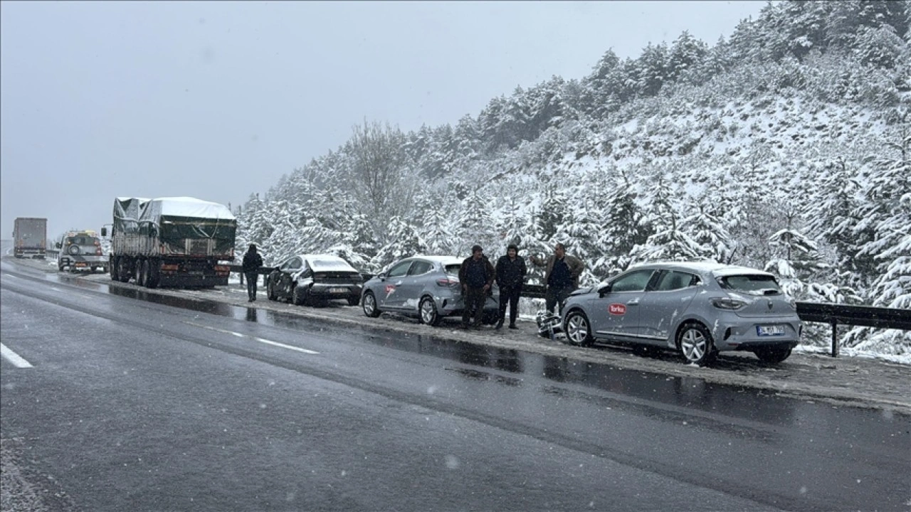 Anadolu Otoyolu'nun Bolu kesiminde 6 aracın karıştığı trafik kazalarında 1 kişi yaralandı