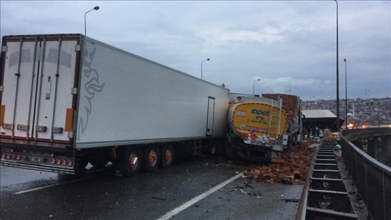 Anadolu Otoyolu'nun Kocaeli kesiminde 21 aracın karıştığı zincirleme trafik kazası: 20 yaralı