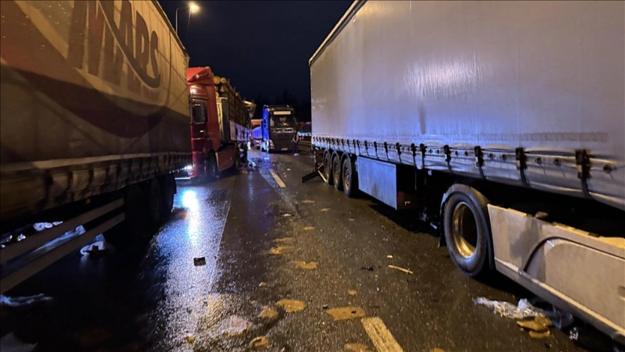 Anadolu Otoyolu'nun Kocaeli kesiminde zincirleme kaza sebebiyle yol ulaşıma kapandı