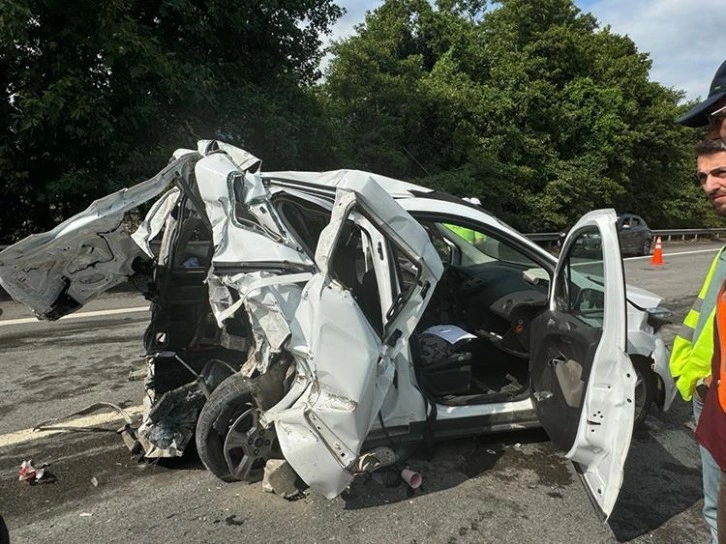 Anadolu Otoyolu'nda hafif ticari araç ile minibüs çarpıştı, 3 kişi öldü, 3 kişi yaralandı