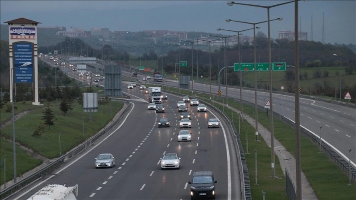 Anadolu Otoyolu'nda tatilcilerin dönüşü ile yoğunluk yaşanıyor