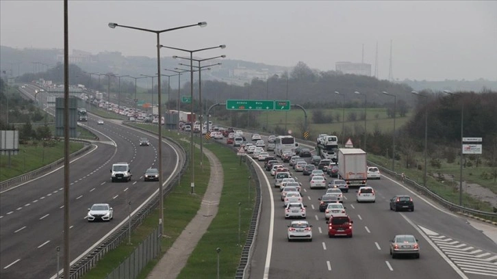 Anadolu Otoyolu'nun Bolu ve Düzce kesiminde bayram trafiği başladı