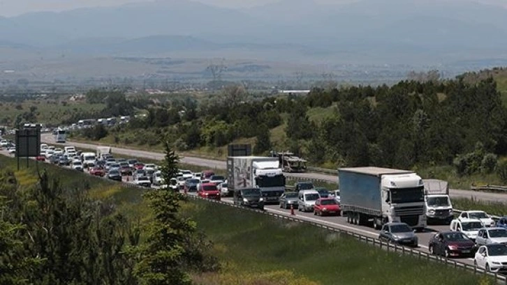 Anadolu Otoyolu'nun Düzce ve Bolu geçişinde bayram yoğunluğu