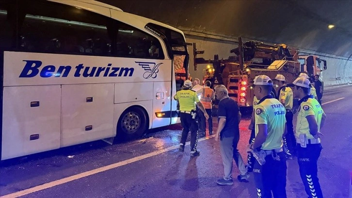 Anadolu Otoyolu'nun Kocaeli kesiminde 4 aracın karıştığı kazada 15 kişi yaralandı