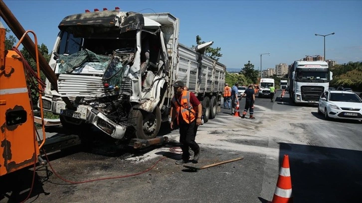 Anadolu Otoyolu'nun Kocaeli kesimindeki trafik kazası ulaşımı aksattı