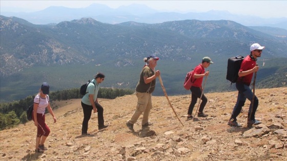 Anamas Dağı&#039;ndaki krater gölü, doğaseverler ile trekking tutkunlarının ilgisini çekiyor