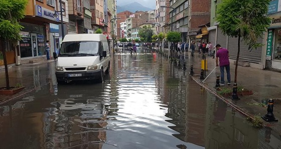 Aniden bastıran yağmur, hayatı olumsuz etkiledi