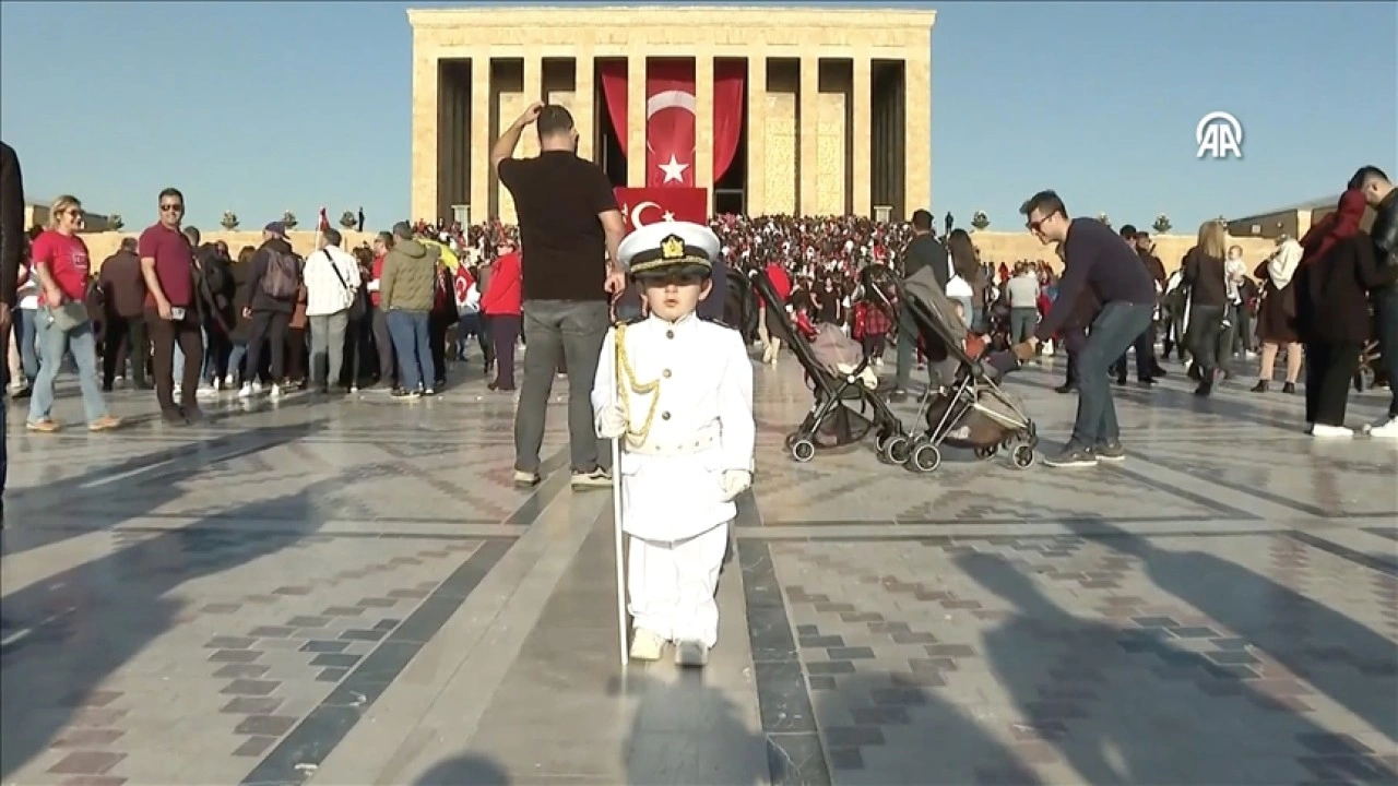 Anıtkabir'de askerlerin nöbet değişimini taklit eden minik Barskan, ziyaretçilerin ilgi odağı o