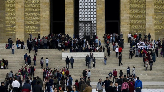 Anıtkabir'e gelen ziyaretçiler yoğunluk oluşturdu