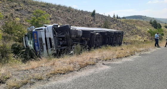 Ankara Çevre Yolu'nda tır devrildi: 1 yaralı