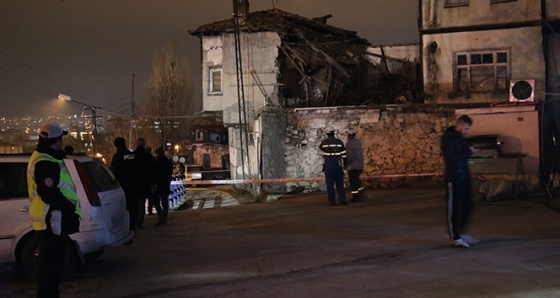 Ankara'da 2 katlı ev çöktü