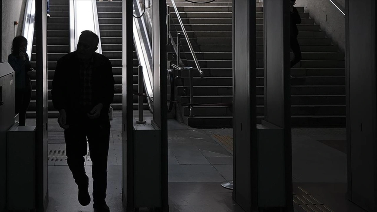 Ankara'da bazı otobüs ve metro durakları kapatıldı