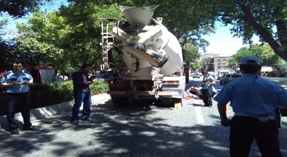 Ankara'da beton mikserinin altında kalan kadın hayatını kaybetti