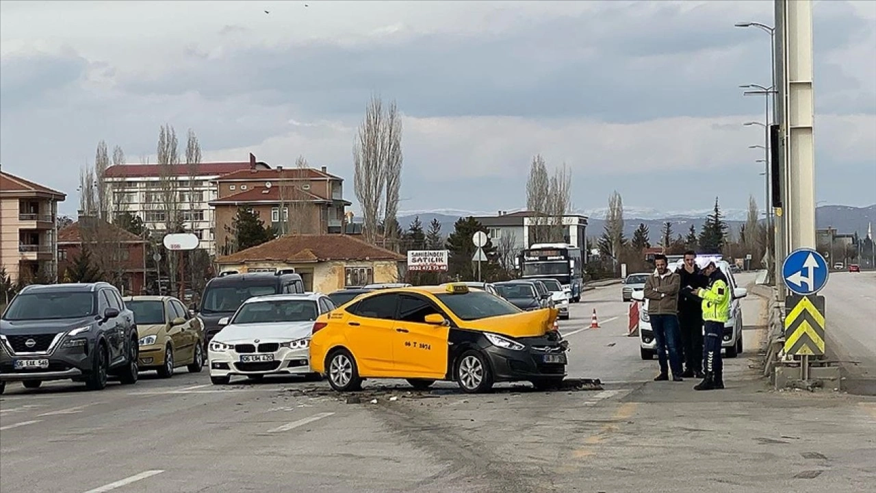 Ankara'da iki otomobilin çarpıştığı kazada 5 kişi yaralandı