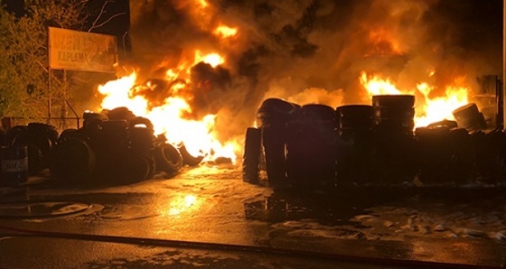 Ankara’da lastikçiler sitesinde yangın: 4 dükkan kül oldu