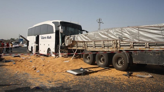 Ankara'da otobüs tıra çarptı: 3 ölü, 26 yaralı