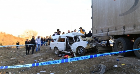 Ankara'da otomobil, tıra arkadan çarptı: 1 ölü, 2 ağır yaralı