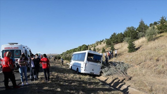 Ankara'da yolcu otobüsü servis aracına çarptı: 1 ölü, 8 yaralı