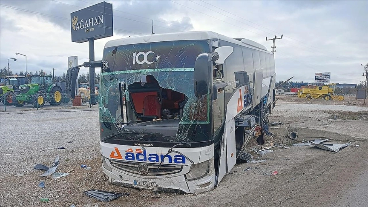 Ankara'da yolcu otobüsünün beton bariyere çarptığı kazada 16 kişi yaralandı