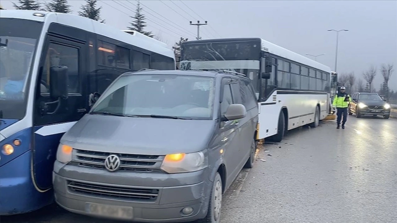 Ankara'da zincirleme trafik kazasında 26 kişi yaralandı