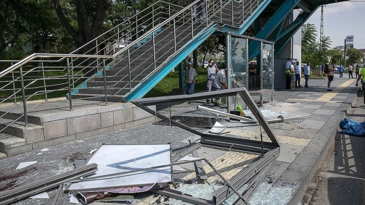 Ankara'da minibüsün otobüs durağına çarptığı kazada polis memuru ve eşi vefat etti