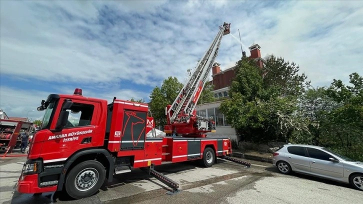 Ankara'da özel bir hastanenin çatısında yangın çıktı